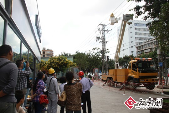 /enpproperty--> 体验带电作业,与电线零接触 镜头二:以客户满意度为标尺,没有最好,只有更好 在2013年,玉溪供电局从客户体验出发,紧紧围绕电网规划及供电能力保障、业扩报装、计划停电、故障停电、电能质量、账务服务、95598热线服务7个领域,建立规划建设、生产运行、营销服务多专业协同服务的工作机制,建立全方位服务指标体系。 带电作业减少停电 在玉兴路与迎春街交叉口,玉溪供电局带电作业班的工作人员正在准备工器具进行带电作业拆卸10kV玉兴路I回线的电缆头,现场还有一群身穿电力工