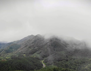 江川谷堆山：雨后青山绿，云雾绕山间