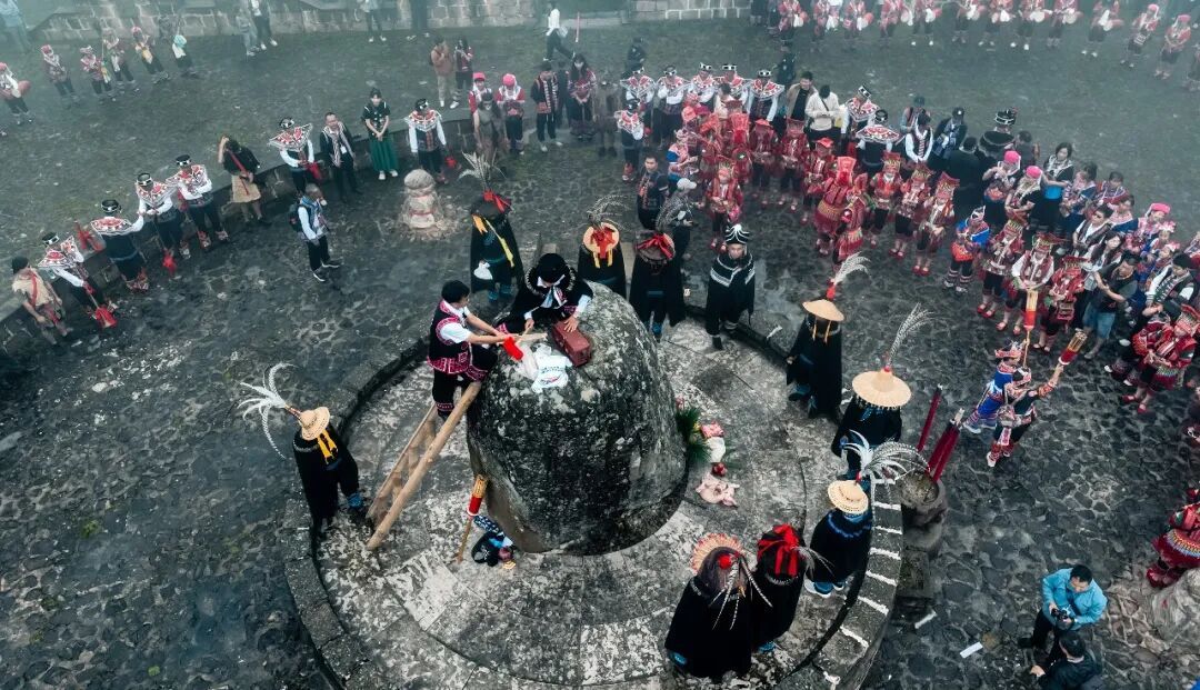 钻木取火仪式在大西神山火坛举行。吕天德 摄