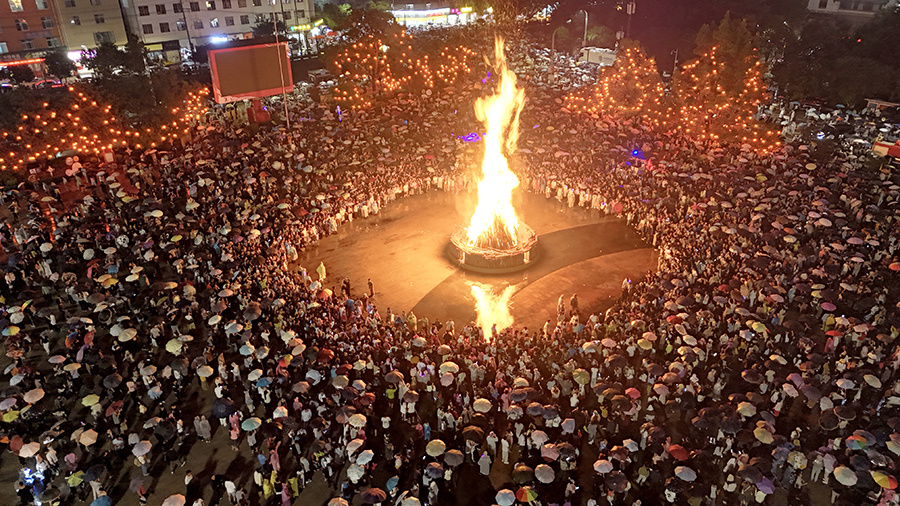 火把在民族团结广场点燃。毕晓琳 摄
