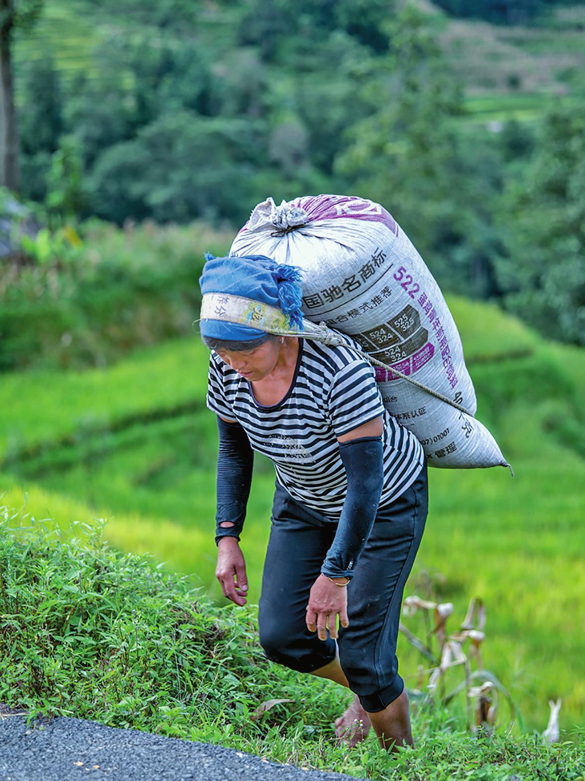 着哈尼族传统服饰的青年妇女.